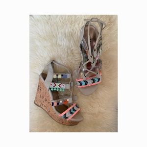 💖Madden Girl Pom Pom Wedges 💖